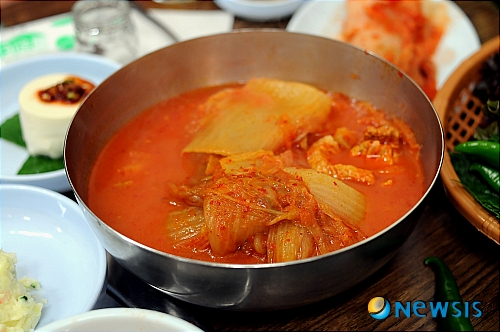 명품김치찌개 이미지