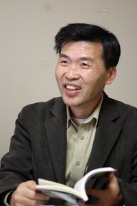 김기택 시인, 다섯번째 시집 ‘껌’ 발간