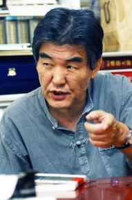 “촛불집회에 감동 받아 시집 냈지”