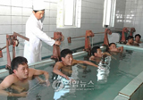 온천에서 치료받는 북한 주민