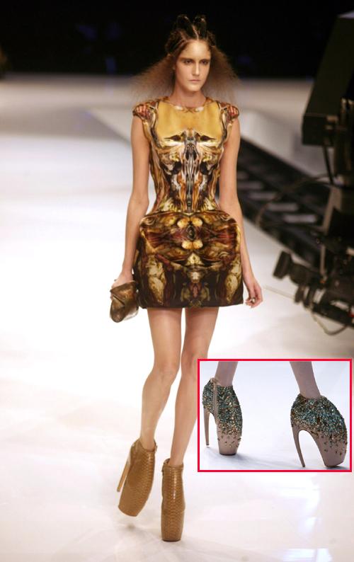 알렉산더 맥퀸 ‘30cm 하이힐’ 공개 | 인스티즈