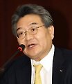 민유성 산은금융지주회장 “외환은행보다 해외은행에 더 관심”