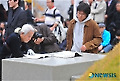 친일인명사전 살펴보는 참석자들