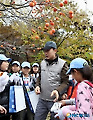 이명박 대통령, 청와대 어린이 기자단과 감따기 행사 가져