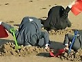백사장에 머리 박고 G20 항의시위