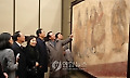 김의장, 조우관 쓴 '신라사절도' 관람