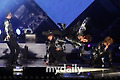 [MD포토]무대에서 공종점프 선보이는 그룹 엠블랙
