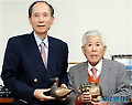 친한파 일본인 츠즈미 가즈오씨, 경남대에 문화재 기증