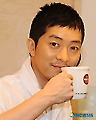 윤건 '커피 향이 좋네요'