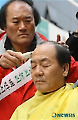삭발하는 이양우 3개시 통합 비대위 상임워원장
