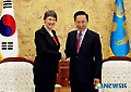 악수하는 이명박 대통령, 헬렌 클라크 UNDP 총재