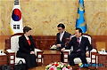 이야기 나누는 이명박 대통령, 헬렌 클라크 UNDP 총재