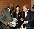 선물 건네는 손경식 대한상공회의소 회장