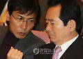 대화 나누는 정세균-안희정
