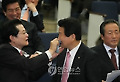 "여기 뭐가 묻었어요"