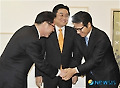 인사하는 권영길, 전병헌, 정병국 의원