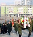 헌화하는 중국 량광례(梁光烈) 국방부장