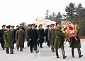 헌화하는 중국 량광례(梁光烈) 국방부장