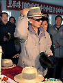 밀짚모자 쓰는 김정일 위원장