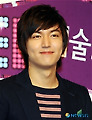 미소 머금은 이민호