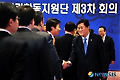 참석자들과 악수하는 최경환 장관
