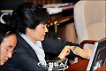 시계 보는 박근혜 전 대표
