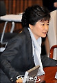 '착잡한 박근혜'