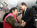 이회창 총재 쪽방 방문 격려