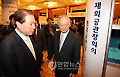 비즈니스 상담회 돌아보는 유명환 장관