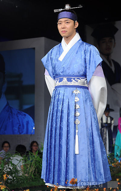Micky Yoochun praise quot; hop with the hanbok nhatquot;