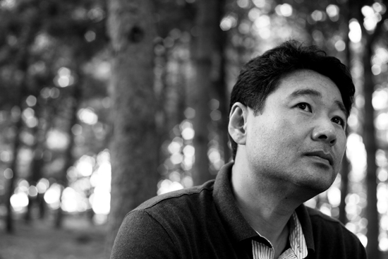 "그간 건너온 징검돌들을 다시금 되돌아가자면 그만 부스러지고 말 것만 같다. 천상 저편으로나 하나씩 더 놓으며 가야 하리." 장석남 시인이 시집에서 밝힌 등단 25년 소회다. 문학동네 제공