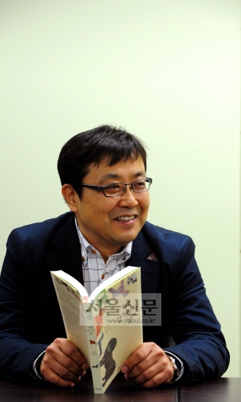 [저자와 차 한 잔] 한 달 만에 1만 8000부 판매 ‘개를 산책시키는 남자’  전민식