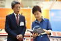 [포토] '유럽의교육' 읽고있는 박근혜대통령